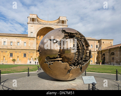 Kugel in Kugel-Skulptur von Arnaldo Pomodora 1990 Vatikan Rom Italien Stockfoto