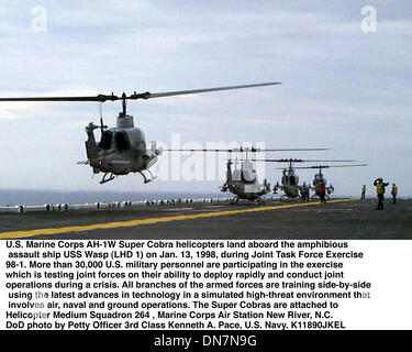 1. Januar 1998 - Uss Wasp (Lhd 1 - 980113-N-4319 P-007... US Marine Corps AH-1W Super Cobra Hubschrauber Land auf amphibischer Angriff Schiff USS Wasp (LHD-1) am 13. Januar 1998, während der Joint Task Force Übung 98-1.  Mehr als 30.000 US-Militärpersonal beteiligen der Übung sich die gemeinsamen Kräfte auf ihre Fähigkeit, schnell bereitstellen und gemeinsame Operationen getestet wird Stockfoto