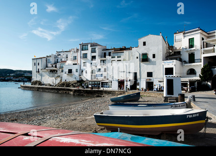 Kleine Fischerboote am Strand im Meer des Künstlers Stadt Cadaques, Halbinsel Cap de Creus, Costa Brava, Katalonien, Spanien Stockfoto