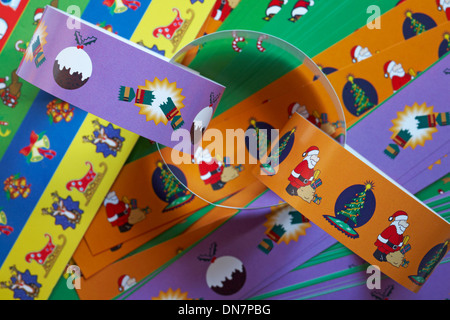 Herstellen von Papier Ketten Dekorationen für Weihnachten Stockfoto
