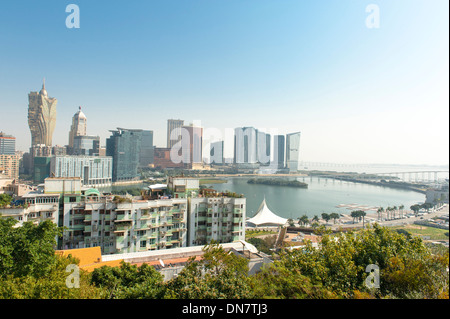 Tagsüber Skyline mit Casinos gesehen von Penha Hill in Macau (Macao), SAR China Stockfoto