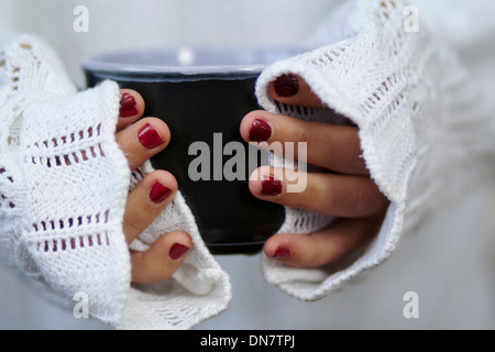 Frau mit lackierten Nägel halten Schale in der hand Stockfoto