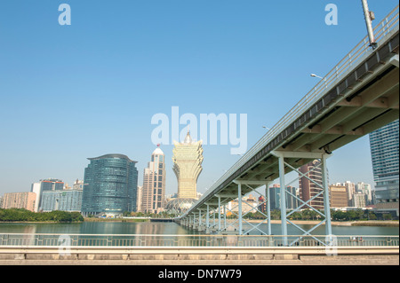 Casinos und Brücke der Cotai Strip, mit Wahrzeichen Gebäude des Grand Lisboa, Macau (Macao), SAR China Stockfoto