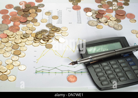 verschiedene Münzen auf Hintergrund von Graphen Stockfoto