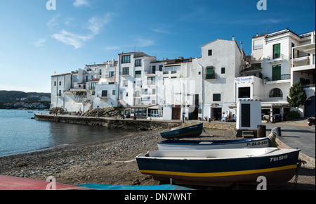 Kleine Fischerboote am Strand im Meer des Künstlers Stadt Cadaques, Halbinsel Cap de Creus, Costa Brava, Katalonien, Spanien Stockfoto