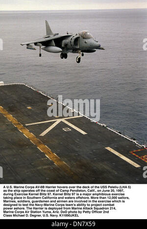 20. Juni 1997 - 970620-N-9354 D-005... Ein US-Marine Corps AV-8 b Harrier schwebt über Deck der USS Peleliu (LHA-5), da das Schiff vor der Küste von Camp Pendleton, Kalifornien, am 20. Juni 1997, während der Übung Kernel Blitz 97 arbeitet.  Kernel Blitz 97 ist eine große amphibische Übung findet in Südkalifornien und Gewässern vor der Küste.  Mehr als 12.000 Matrosen, Marines, Soldaten, gu Stockfoto