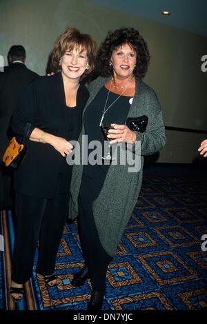 30. Oktober 2001 - K23241RHART: 10/29/01.THE 5. NY Restaurierung Projekt nutzen im MARRTOTT MARQUIS IN New York... JOY BEHAR UND LAINIE KAZAN. ROSE HARTMAN / 2001 (Kredit-Bild: © Globe Photos/ZUMAPRESS.com) Stockfoto