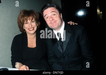 30. Oktober 2001 - K23241RHART: 10/29/01.THE 5. NY Restaurierung Projekt nutzen im MARRTOTT MARQUIS IN New York... JOY BEHAR & NATHAN LANE. ROSE HARTMAN / 2001 (Kredit-Bild: © Globe Photos/ZUMAPRESS.com) Stockfoto