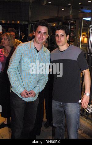 15. April 2002 - K24738JBB: 4/15/02.THE NEW Yorker PREMIERE des Films "WORLD TRAVELER'' in den CHELSEA WEST Kinos, NYC... EDDIE KAYE THOMAS MIT JASON BIGGS. JOHN BARRETT / 2002 (Kredit-Bild: © Globe Photos/ZUMAPRESS.com) Stockfoto