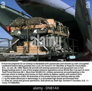 1. Januar 1998 - Papst Afb, NC, USA -.980126-F-7188F-505... Ein Humvee, vorbereitet für eine Airdrop ist bedeckt mit Fallschirmen und abgestützt mit Wellpappe vor, in eine US Luftwaffe c-141 Starlifter an Pope Air Force Base, North Carolina, am 26. Januar 1998 gedrängt.  Fast 80 Flugzeuge airdrop wird Personal und Ausrüstung in einem Fort Bragg Landezone in eines der größten in der Luft Stockfoto