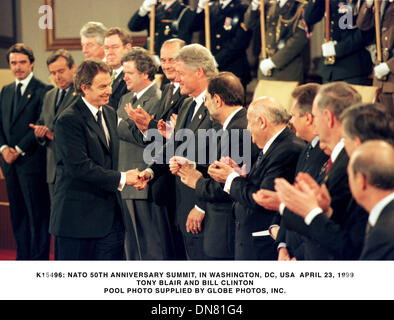 23. April 1999 - K15496 04/23/99.NATO 50. Jahrestag Gipfel IN WASHINGTON, DC, USA... TONY BLAIR UND BILL CLINTON. POOL von 1999..CREDIT geliefert: DAVID BURNETT-Agentur POOL (Kredit-Bild: © Globe Photos/ZUMAPRESS.com) Stockfoto