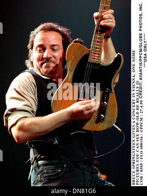 27. April 1999 - ADR/0589 / FLO 4001556 / Â © PPCM / 27.4.99.BRUCE SPRINGSTEEN gibt ein Konzert IN Wien. EIN PAAR BILDER KÖNNT IHR SEHEN WIE ALT ER WIRKLICH IST. AVANTIS PPCM / 1999 (Kredit-Bild: © Globe Photos/ZUMAPRESS.com) Stockfoto