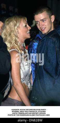 25. Juli 2001 - K22528TR: N ' Sync RECORD RELEASEPARTY. MOOMBA, WEST HOLLYWOOD CA. 07/23/2001.JUSTIN TIMBERLAKE UND BRITNEY SPEARS. TOM RODRIGUEZ / 2001 (Kredit-Bild: © Globe Photos/ZUMAPRESS.com) Stockfoto