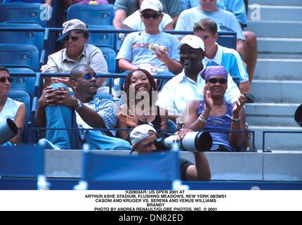 29. August 2001 - K22803AR: US OPEN 2001. ARTHUR ASHE STADION, FLUSHING MEADOWS, NEW YORK 08/29/01.CASONI UND KRÜGER VS. SERENA UND VENUS WILLIAMS. SERENA WILLIAMS. ANDREA RENAULT / 2001 (Kredit-Bild: © Globe Photos/ZUMAPRESS.com) Stockfoto