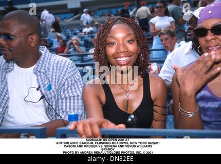 29. August 2001 - K22803AR: US OPEN 2001. ARTHUR ASHE STADION, FLUSHING MEADOWS, NEW YORK 08/29/01.CASONI UND KRÜGER VS. SERENA UND VENUS WILLIAMS. SERENA WILLIAMS. ANDREA RENAULT / 2001 (Kredit-Bild: © Globe Photos/ZUMAPRESS.com) Stockfoto