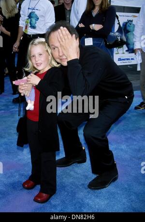 29. Oktober 2001 - K23207MR: Monster INC. PREMIERE.EL CAPITAN THEATER, HOLLYWOOD, CA 10/28/2001.BILLY Kristall und MARY GIBBS. MILAN RYBA / 2001 (Kredit-Bild: © Globe Photos/ZUMAPRESS.com) Stockfoto