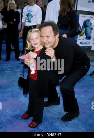 29. Oktober 2001 - K23207MR: Monster INC. PREMIERE.EL CAPITAN THEATER, HOLLYWOOD, CA 10/28/2001.BILLY Kristall und MARY GIBBS. MILAN RYBA / 2001 (Kredit-Bild: © Globe Photos/ZUMAPRESS.com) Stockfoto