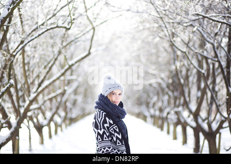 Porträt einer jungen Frau im Schnee