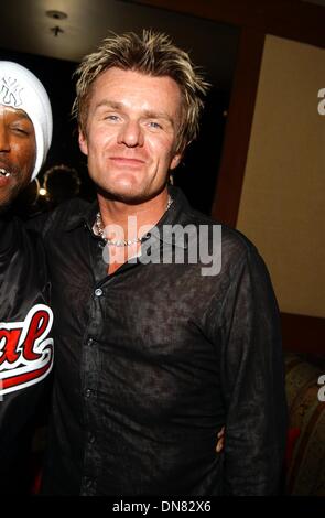 22. Februar 2002 - K24209AG: Geburtstagsparty für ROBBIE WILLIAMS, BILLY MORRISON und JAY PENSAKE. IN GQ LOUNGE, HOLLYWOOD, CA 22.02.2002. AMY GRÄBER / 2002. (D). BILLY DUFFY(Credit Image: © Globe Photos/ZUMAPRESS.com) Stockfoto