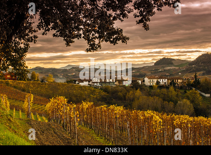 Europa-Italien-Piemont-Häuser in der Nähe von Serralunga D'Alba Stockfoto