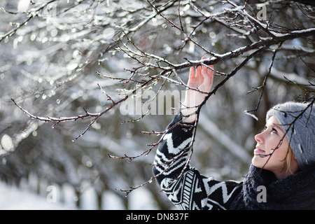 Porträt einer jungen Frau im Schnee Stockfoto
