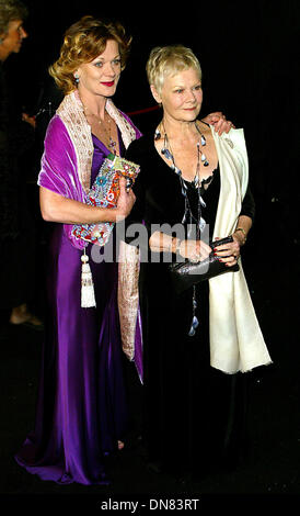 19. November 2002 - SAMANTHA BOND + JUDY DENCH. WELT-PREMIERE "DIE ANOTHER DAY'', ROYAL ALBERT HALL, LONDON, ENGLAND, 181102. ALEC MICHAEL. Â © 2002.K27538AM (Kredit-Bild: © Globe Photos/ZUMAPRESS.com) Stockfoto