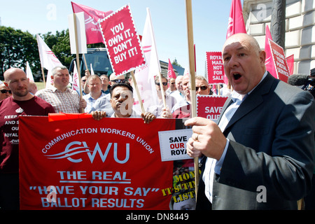 Postangestellten und Aktivisten aus der Communication Workers Union Protest vor dem Hauptsitz der Royal Mail Stockfoto