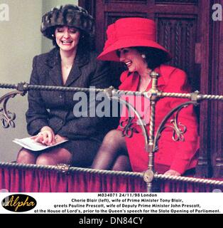 24. November 1998 - M034071 24.11.98 London.Cherie Blair (links), Ehefrau von Premierminister Tony Blair, .greets Pauline Prescott, Ehefrau des stellvertretenden Premierministers John Prescott, .at Haus des Herrn, vor der Rede der Königin für die Parlamentseröffnung. (Kredit-Bild: © Globe Photos/ZUMAPRESS.com) Stockfoto