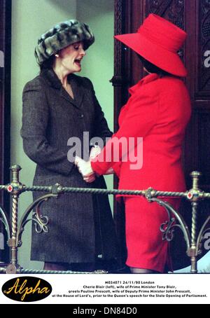 24. November 1998 - M034071 24.11.98 London.Cherie Blair (links), Ehefrau von Premierminister Tony Blair, .greets Pauline Prescott, Ehefrau des stellvertretenden Premierministers John Prescott, .at Haus des Herrn, vor der Rede der Königin für die Parlamentseröffnung. (Kredit-Bild: © Globe Photos/ZUMAPRESS.com) Stockfoto