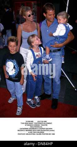 30. Juli 1999 - K16281MR 30.07.99.'' THE IRON GIANT'' FUßABDRÜCKE IN ZEMENT. IN MANNS CHINESE THEATRE. HOLLYWOOD, CA... CATHERINE OXENBERG & CASPER VAN DIEN. Vor kurzem verheiratet mit ihrer Tochter (Mitte). & seiner zwei Kinder. MILAN RYBA / 1999 (Kredit-Bild: © Globe Photos/ZUMAPRESS.com) Stockfoto