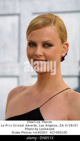 29. April 2001 - Charlize Theron.Le Prix Cristal Awards, Los Angeles, CA 29.04.01. Lockwood.   2001 K21092LOC (Kredit-Bild: © Globe Photos/ZUMAPRESS.com) Stockfoto