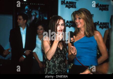 23. Juli 2001 - K22709MG: 7/23/01.THE '' PLANET OF THE APES"Filmpremiere. IM ZIEGFELD THEATRE IN NEW YORK... HELENA BONHAM CARTER & JULIE MORAN. MARINA GARNIER / 2001. (Kredit-Bild: © Globe Photos/ZUMAPRESS.com) Stockfoto