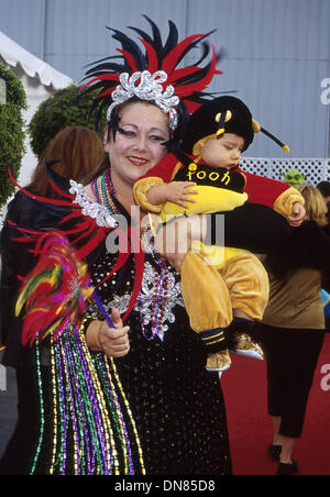 29. Oktober 2001 - K23187AG: 8. jährlichen DREAM HALLOWEEN. BARKER-AUFHÄNGER, SANTA MONICA, CA 10/27/2001.CAMRYM MANHEIM UND SOHN MILO. AMY Gräber / 2001 (Kredit-Bild: © Globe Photos/ZUMAPRESS.com) Stockfoto