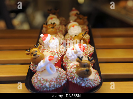 Weihnachten unter dem Motto festliche Cupcakes in Greggs Bäcker einkaufen Fenster Brighton UK Stockfoto