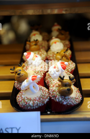 Weihnachten unter dem Motto festliche Cupcakes in Greggs Bäcker einkaufen Fenster Brighton UK Stockfoto