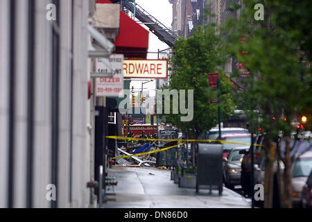 25. April 2002 - K1516JBB EXPLOSION IN der CHELSEA.19TH STREET und 6. AVE, New York City 25.04.02. JOHN BARRETT / 2002 (Kredit-Bild: © Globe Photos/ZUMAPRESS.com) Stockfoto