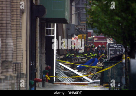 25. April 2002 - K1516JBB EXPLOSION IN der CHELSEA.19TH STREET und 6. AVE, New York City 25.04.02. JOHN BARRETT / 2002 (Kredit-Bild: © Globe Photos/ZUMAPRESS.com) Stockfoto