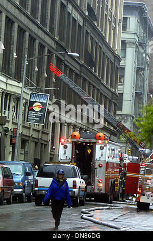 25. April 2002 - K1516JBB EXPLOSION IN der CHELSEA.19TH STREET und 6. AVE, New York City 25.04.02. JOHN BARRETT / 2002 (Kredit-Bild: © Globe Photos/ZUMAPRESS.com) Stockfoto