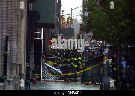 25. April 2002 - K1516JBB EXPLOSION IN der CHELSEA.19TH STREET und 6. AVE, New York City 25.04.02. JOHN BARRETT / 2002 (Kredit-Bild: © Globe Photos/ZUMAPRESS.com) Stockfoto