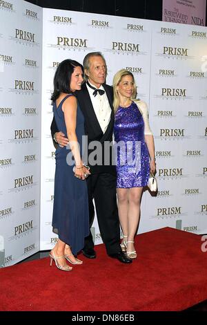 9. Mai 2002 - K24936TR SD0509.'' DIE 6. ANNUAL PRISM AWARDS''. STUFE 36 CBS TELEVISION CITY. LA, CA... TOM RODRIGUEZ / C) 2002. DAVID CARRADINE & ANNIE BIERMAN & VICKI ROBERTS(Credit Image: © Globe Photos/ZUMAPRESS.com) Stockfoto