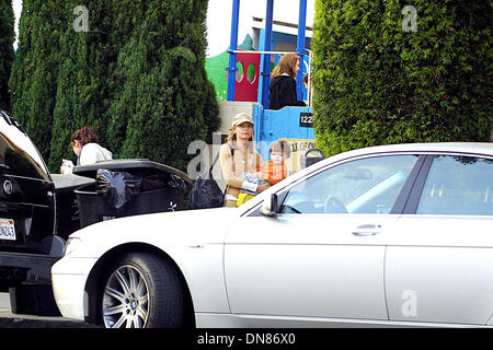 28. Oktober 2002 - Calista Flockhart und Sohn Liam.leaving preschool.santa Monica, ca.10/28/02. Michael Ferguson / C). K26982MF (Kredit-Bild: © Globe Photos/ZUMAPRESS.com) Stockfoto