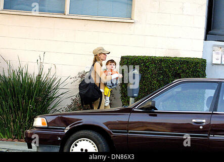 28. Oktober 2002 - Calista Flockhart und Sohn Liam.leaving preschool.santa Monica, ca.10/28/02. Michael Ferguson / C). K26982MF (Kredit-Bild: © Globe Photos/ZUMAPRESS.com) Stockfoto