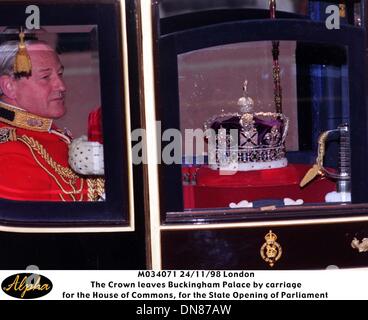 24. November 1998 - M034071 24.11.98 feierte Krone lässt Buckingham Palast mit der Kutsche für das House Of Commons für die Zustand-Öffnung des Parliament(Credit Image: © Globe Photos/ZUMAPRESS.com) Stockfoto