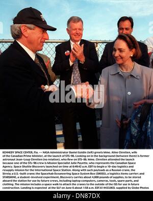 28. Mai 1999 - K14433JKEL 05/99.KENNEDY SPACE CENTER, Florida. NASA-Administrator Daniel Goldin (links) empfängt Madame Aline Chretien, Gattin des kanadischen Premierministers, beim Start von STS-96.  Blick auf im Hintergrund (zwischen ihnen) ist ehemaliger Astronaut Jean-Loup Chrétien (keine Verwandtschaft), wer flog auf STS-86.  MME Chretien besucht den Start, weil auf der Sts-96 Crew Missi ist Stockfoto