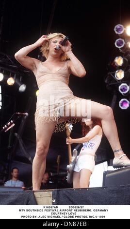 26. Juni 1999 - K16057AM 06/26-27/99.MTV SOUTHSIDE FESTIVAL Flughafen. NEUBIBERG, DEUTSCHLAND. COURTNEY LOVE. ALEC MICHAEL / 1999 (Kredit-Bild: © Globe Photos/ZUMAPRESS.com) Stockfoto