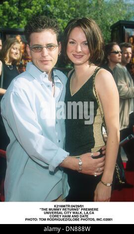 29. April 2001 - K21696TR:04/29/01.'' DIE MUMIE KEHRT ZURÜCK "PREMIERE. UNIVERSAL CITY WALK, LA, CA. COREY HAIM UND DATUM. TOM RODRIGUEZ / 2001 (Kredit-Bild: © Globe Photos/ZUMAPRESS.com) Stockfoto