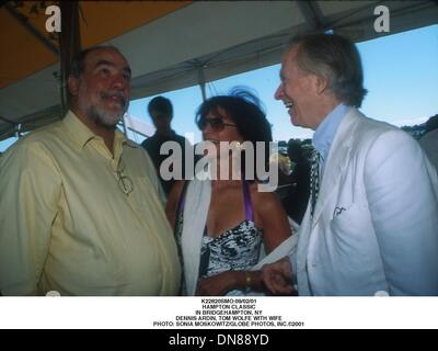 2. September 2001 - K22820SMO:09/02/01.HAMPTON Klassiker. IN BRIDGEHAMPTON, NEW YORK. DENNIS ARDIN, TOM WOLFE MIT FRAU. SONIA MOSKOWITZ / 2001 (Kredit-Bild: © Globe Photos/ZUMAPRESS.com) Stockfoto