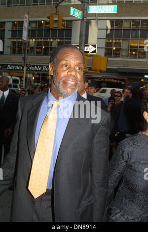 6. Oktober 2001 - K23052JBB: NEW YORK FILM FESTIVAL Weltpremiere von "die ROYAL TENENBAUMS'' bei ALICE TULLY HALL im LINCOLN CENTER, New York City. 10/05/01.DANNY GLOVER. JOHN BARRETT / 2001.                                      (D) (Kredit-Bild: © Globe Photos/ZUMAPRESS.com) Stockfoto