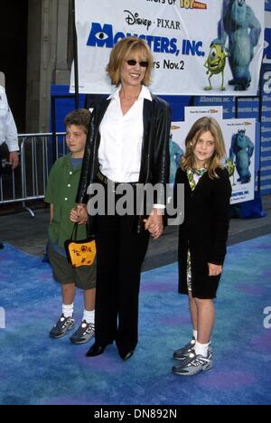 29. Oktober 2001 - K23207MR: Monster INC. PREMIERE.EL CAPITAN THEATER, HOLLYWOOD, CA 10/28/2001.CHRISTINE LAHTI und Kinder. MILAN RYBA / 2001 (Kredit-Bild: © Globe Photos/ZUMAPRESS.com) Stockfoto