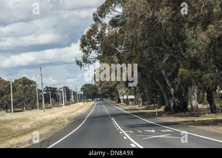 alten ländlichen Landstraße und Stadt im Goldbergbau Bezirk Nord Victoria Australien Stockfoto